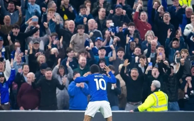 تعثر ليفربول وتشيلسي يربك حسابات التأهل إلى دوري أبطال أوروبا هذا الموسم